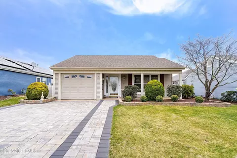 19 Blackthorn Pl, Manchester, NJ 08759