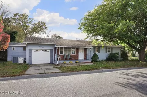 61 Elm St, Beachwood, NJ 08722