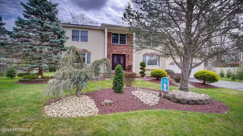 57 Bonnie Dr, Manalapan, NJ 07726
