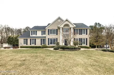 5 Deerpath Dr, Farmingdale, NJ 07727
