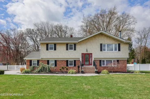 43 Tanglewood Rd, Middletown, NJ 07748