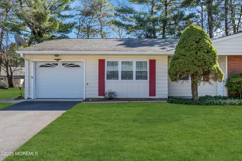 5 Ohio Dr #B, Whiting, NJ 08759