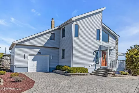 11 Bay Point Dr, Toms River, NJ 08753