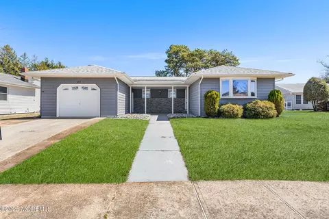 153 Torrey Pines Dr, Toms River, NJ 08757