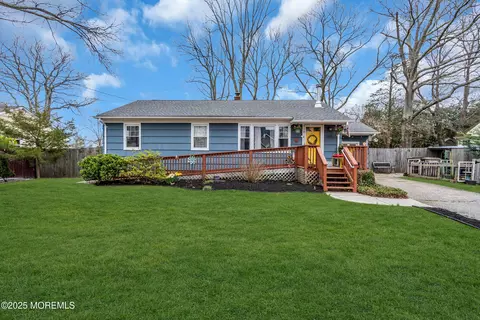 17 Glenwood Dr, Bayville, NJ 08721