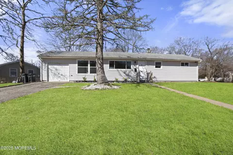 207 Ardmore Ave, Toms River, NJ 08757