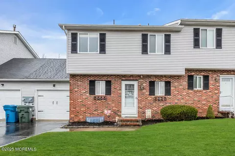 6 Osprey Ct, Howell, NJ 07731