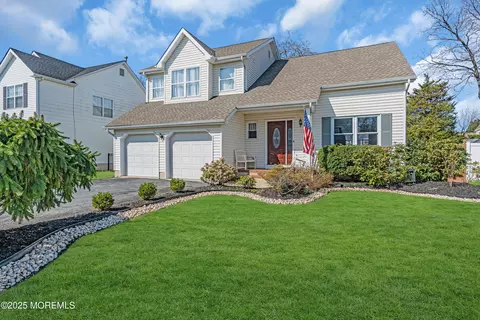 16 Higgins Ct, Howell, NJ 07731