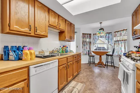 Kitchen - 5 Derby Ct, Forked River, NJ 08731 photo 3 of 5