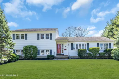 8 Michele Dr, Middletown, NJ 07748