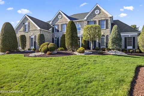 1 Country View Dr, Freehold, NJ 07728