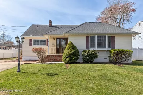 5 Evergreen St, Hazlet, NJ 07730