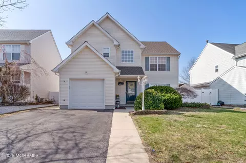 16 Lena Ct, Bayville, NJ 08721