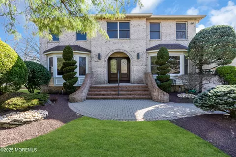 47 Oxford Rd, Manalapan, NJ 07726
