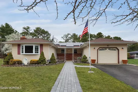 10 S Point Ct, Toms River, NJ 08757