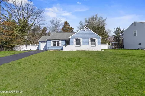 95 Rolling Hills Ct, Toms River, NJ 08755