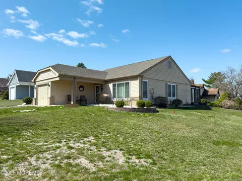 2 Sandhurst St, Manchester, NJ 08759