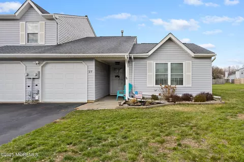 27 Schooners Sq, Freehold, NJ 07728