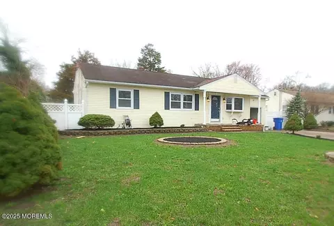 986 Stamler Dr, Toms River, NJ 08753