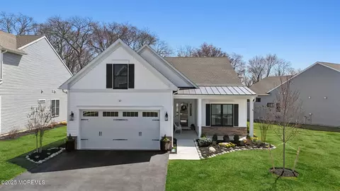 28 Sanctuary Ln, Farmingdale, NJ 07727