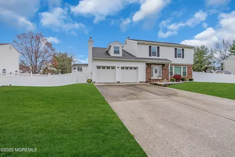 4 Margaret Ln, Howell, NJ 07731