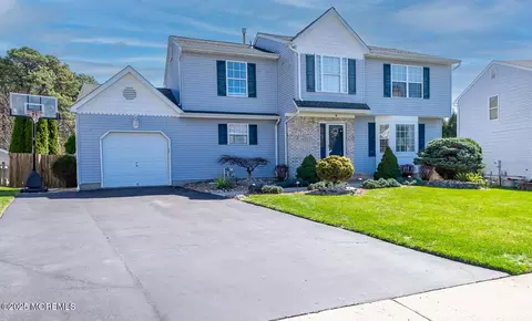 40 Gladiola Dr, Howell, NJ 07731