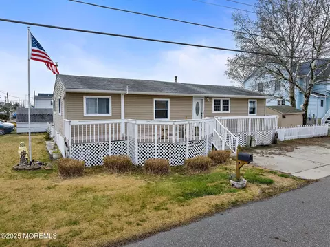 73 Dolphin Rd, Tuckerton, NJ 08087