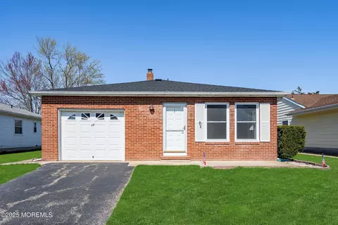 17 Hyannis St, Toms River, NJ 08757
