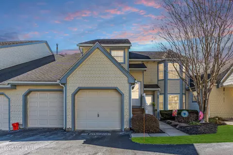30 Evergreen Ct, Freehold, NJ 07728