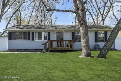 5 Castle Ave, Jackson, NJ 08527
