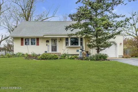 6 Lawrence St, Jackson, NJ 08527