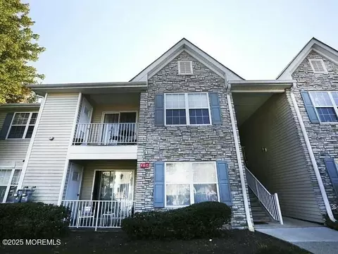 430 Wedgewood Cir, Belford, NJ 07718