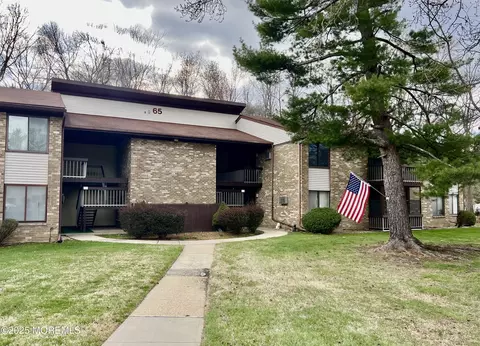 65 Overlook Way #E, Manalapan, NJ 07726