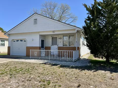 10 Lumsden St, Toms River, NJ 08757