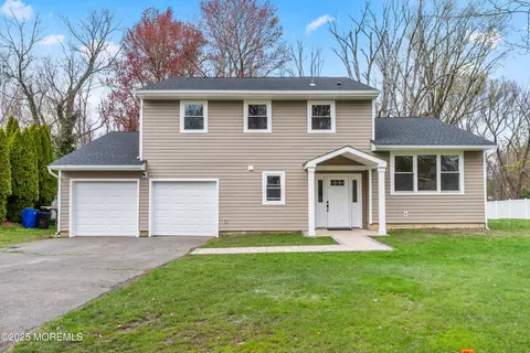 18 Hearthstone Dr, Manalapan, NJ 07726