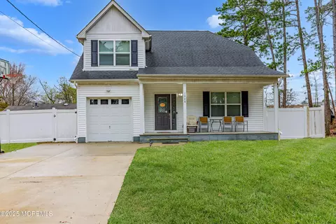 1008 Grinnell Ave, Toms River, NJ 08757