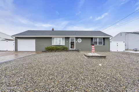 809 Leeward Dr, Forked River, NJ 08731