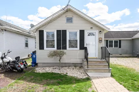 30 Passaic St, Middletown, NJ 07748