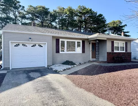 11 Cortlandt Dr, Toms River, NJ 08757