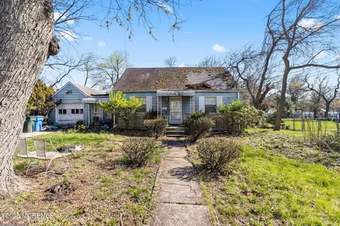 18 Pica Pl, Tinton Falls, NJ 07724