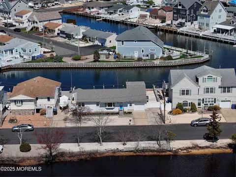 703 Golden Dr, Toms River, NJ 08753