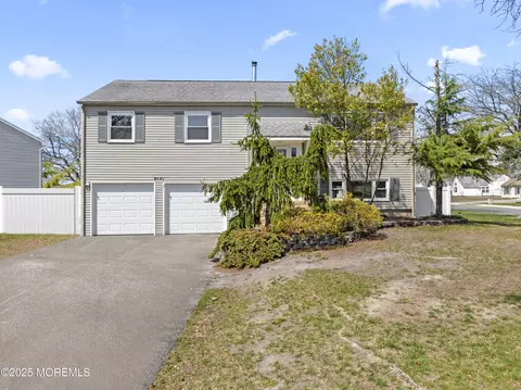 1064 Tralee Dr, Toms River, NJ 08753