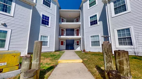 619 Waters Edge Dr, Toms River, NJ 08753