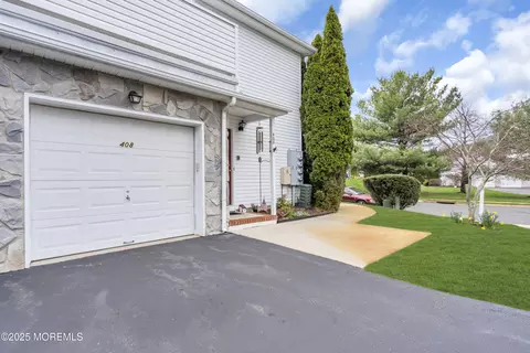 408 Deuce Dr, Wall, NJ 07719