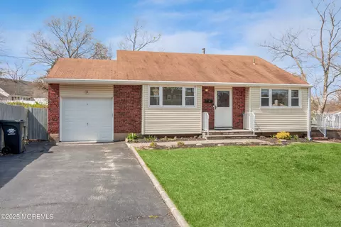 10 Gibson Dr, Hazlet, NJ 07730