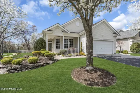 1 Breton Ln, Manalapan, NJ 07726