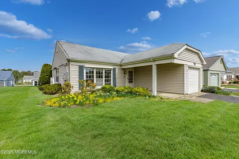 28 Westgate Pl, Manchester, NJ 08759