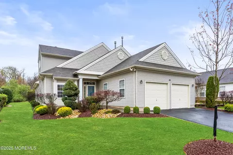 46 Narrowbrook Ct, Manalapan, NJ 07726