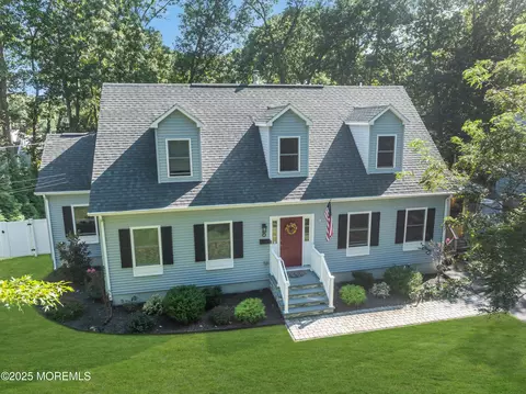8 Phoenix Pkwy, Oakhurst, NJ 07755