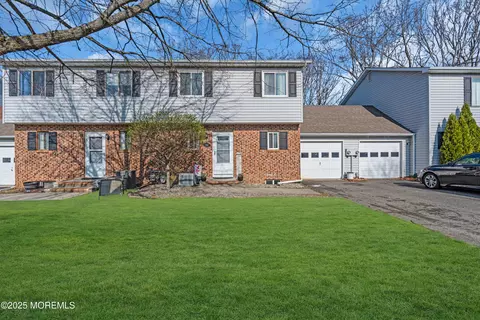10 Tracey Ct, Howell, NJ 07731